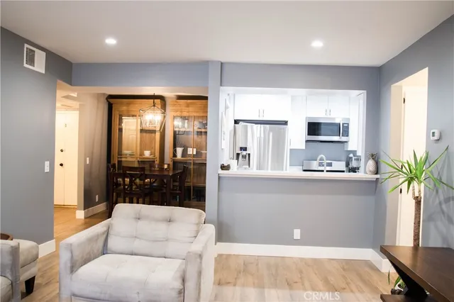 $3,300 | 4705 Kester Avenue, Unit 106, Sherman Oaks, CA 91403