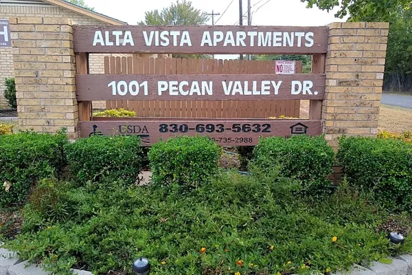 $700 | 1001 Pecan Valley Drive, Marble Falls, TX 78654