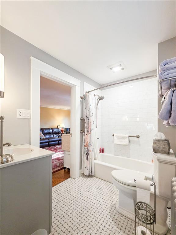 333 Devonshire Street Pittsburgh, PA 15213 - Photo 33 of 50 Jack and Jill bath between 2nd floor guest bedrooms