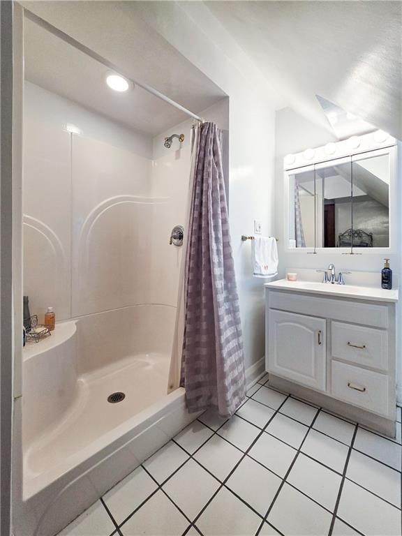 333 Devonshire Street Pittsburgh, PA 15213 - Photo 39 of 50 3rd floor bathroom