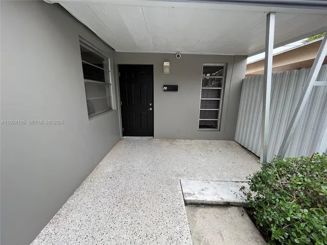 a view of entryway with workspace