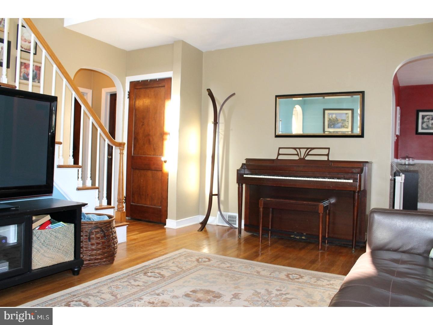 705 Filbert Street Palmyra, NJ 08065 - Photo 5 of 25 Living Room