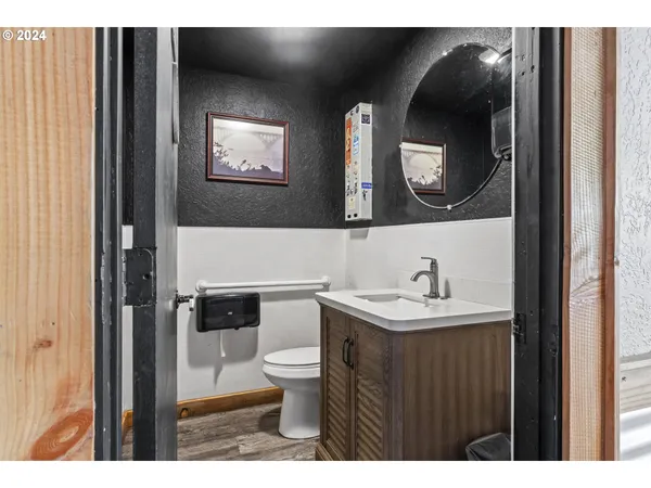 $699,900 | 10786 Highway 126, Mapleton, OR 97453