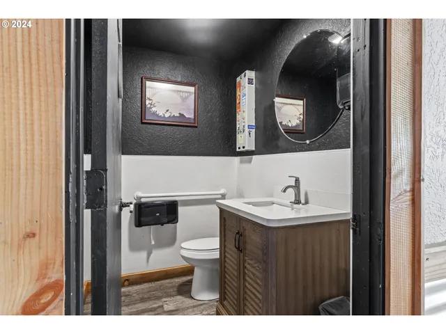 $699,900 | 10786 Highway 126, Mapleton, OR 97453