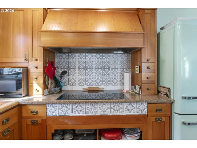 $699,900 | 10786 Highway 126, Mapleton, OR 97453