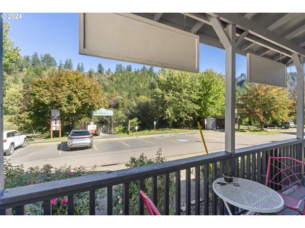 $699,900 | 10786 Highway 126, Mapleton, OR 97453