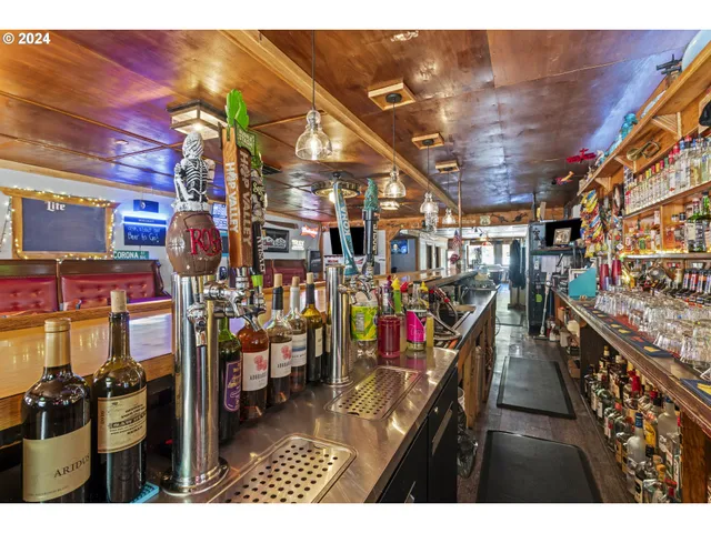 $699,900 | 10786 Highway 126, Mapleton, OR 97453