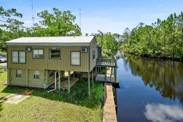 $180,000 | 10091 River Drive, Bay St. Louis, MS 39520
