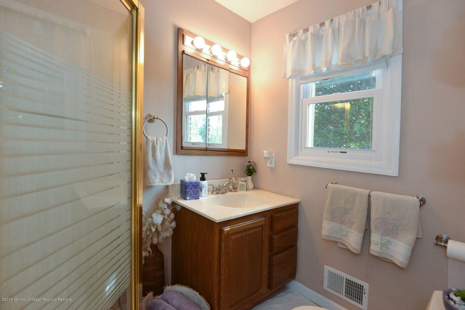 183 Binnacle Road Brick, NJ 08723 - Photo 19 of 41 183 Binnacle full bath foyer