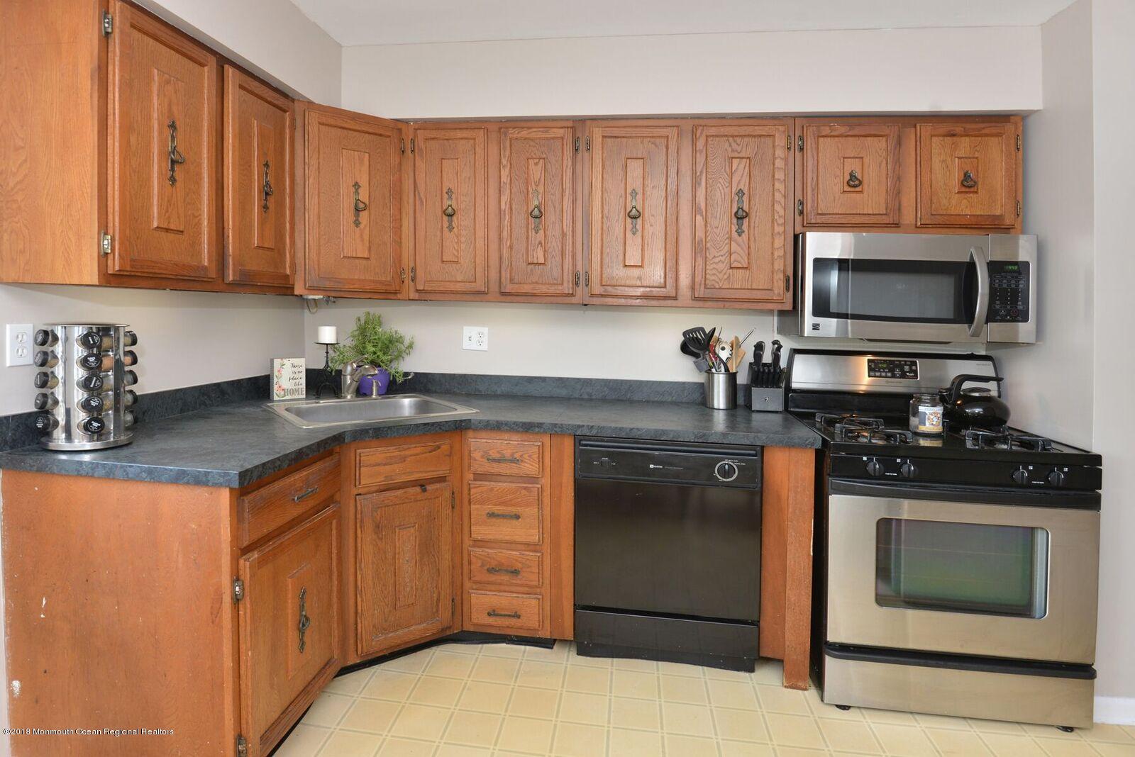 183 Binnacle Road Brick, NJ 08723 - Photo 10 of 41 183 Binnacle kitchen 2