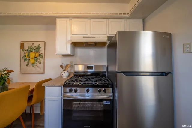 $69,900 | 729 East Seneca Place, Peoria, IL 61603