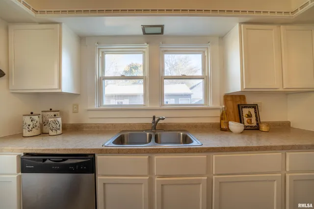 $69,900 | 729 East Seneca Place, Peoria, IL 61603