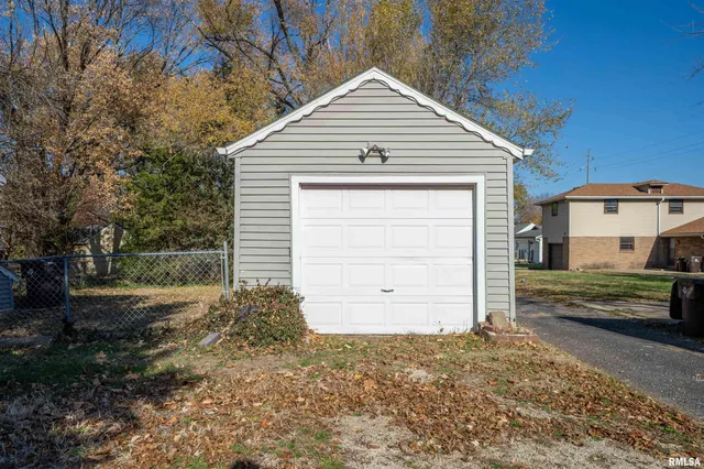 $69,900 | 729 East Seneca Place, Peoria, IL 61603