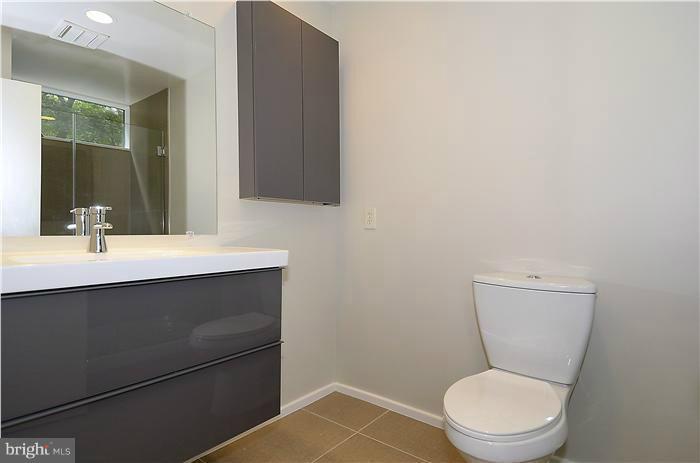 705 Potomac River Road McLean, VA 22102 - Photo 27 of 29 Bath