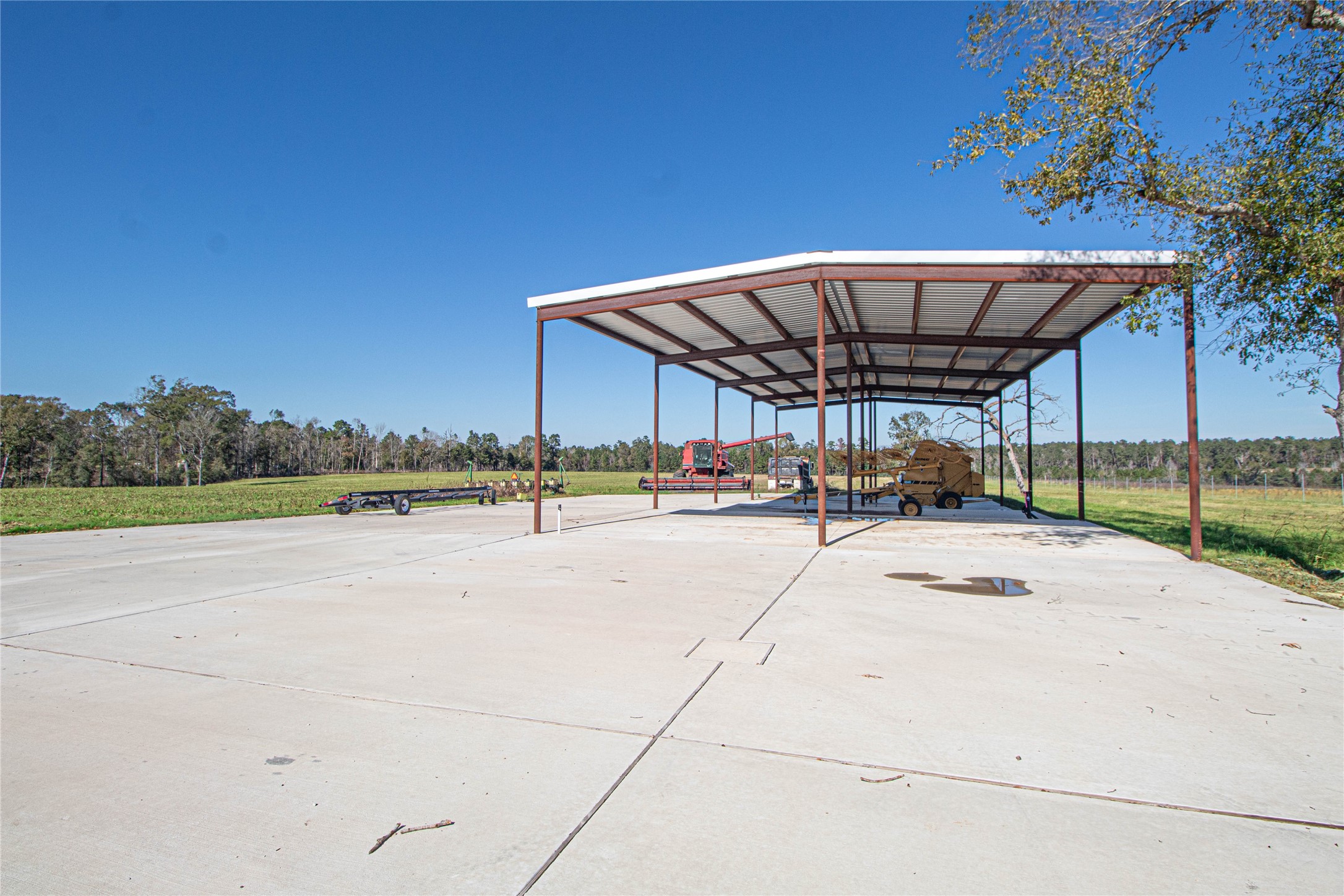 1275 Castlewood Road Livingston, TX 77351 - Photo 19 of 50 a patio area with a table and chairs