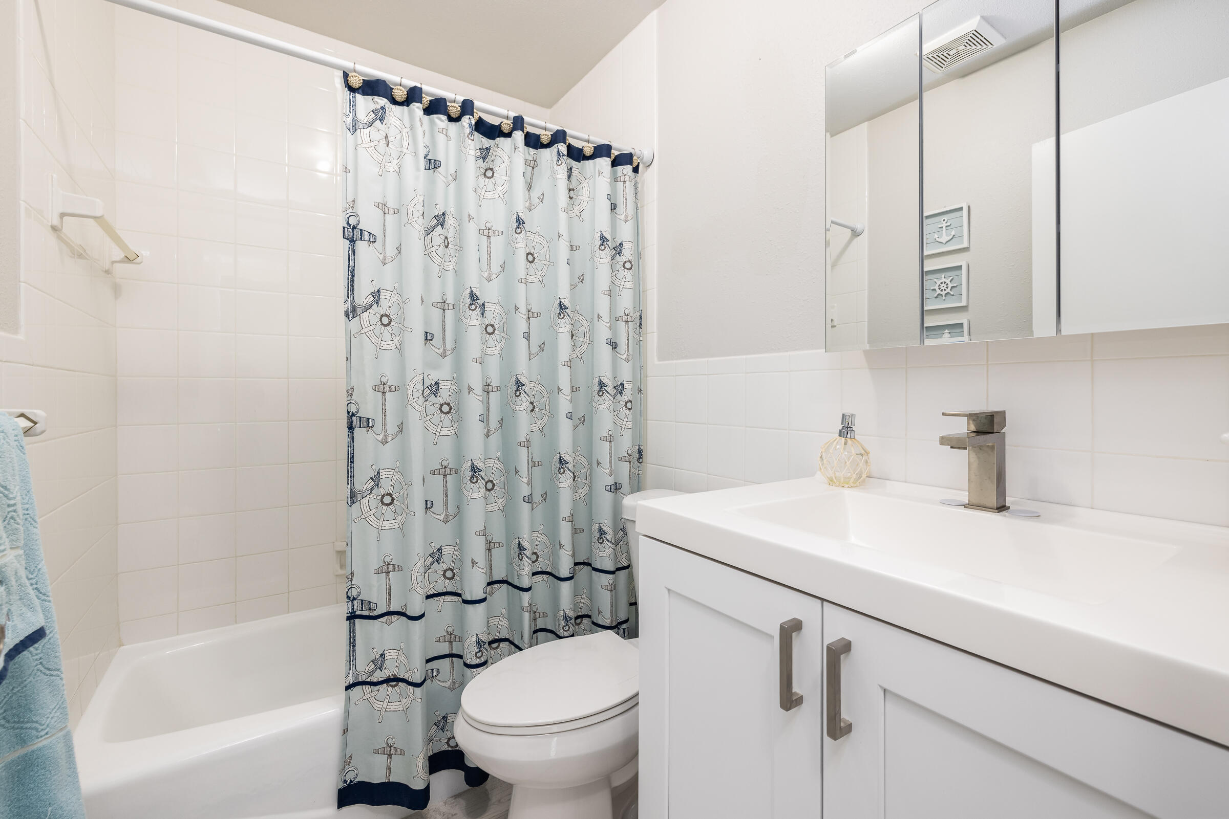 18 Bounty Lane Key Largo, FL 33037 - Photo 19 of 73 a bathroom with a sink a toilet and a bathtub