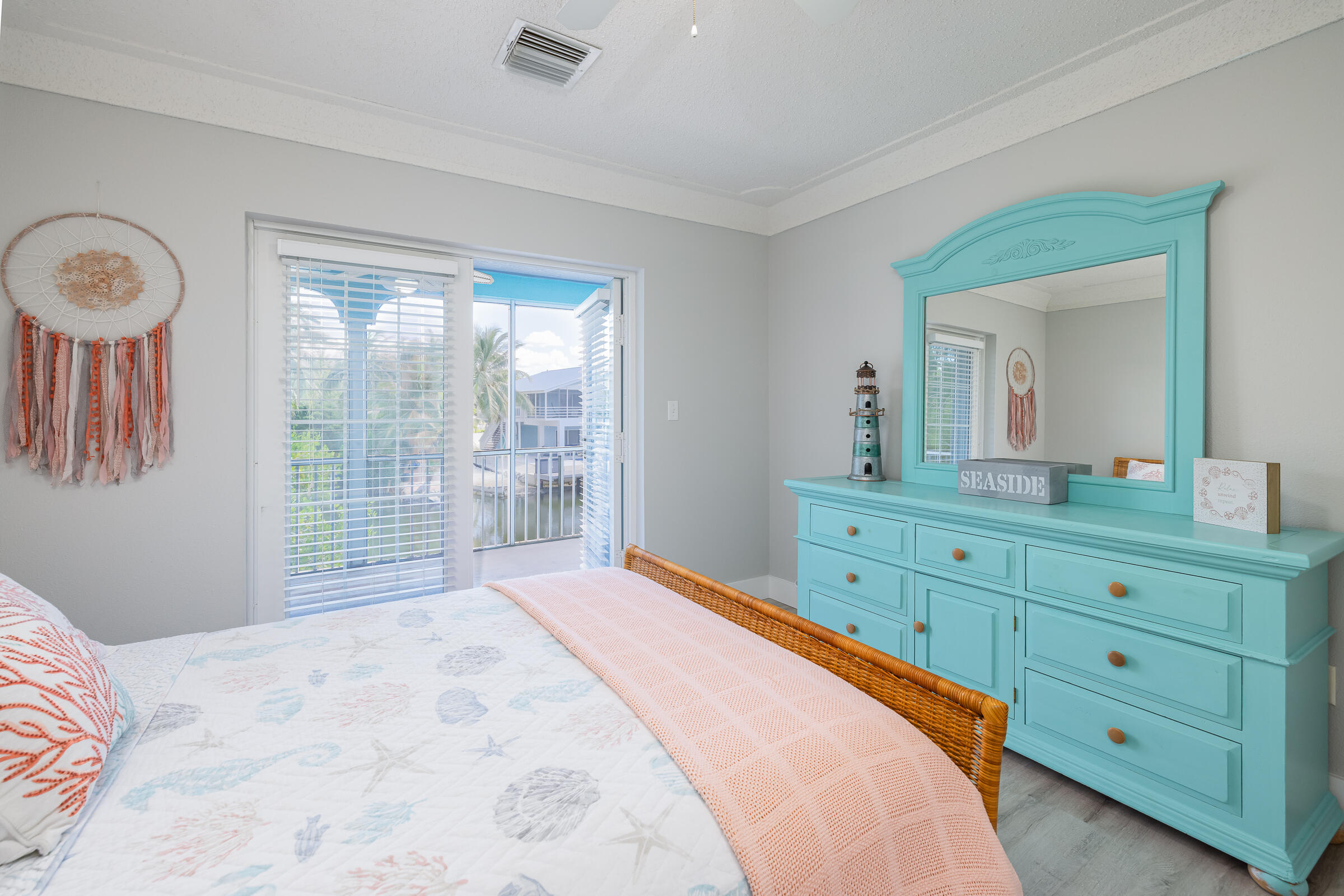 18 Bounty Lane Key Largo, FL 33037 - Photo 26 of 73 a bedroom with a large bed and a large mirror