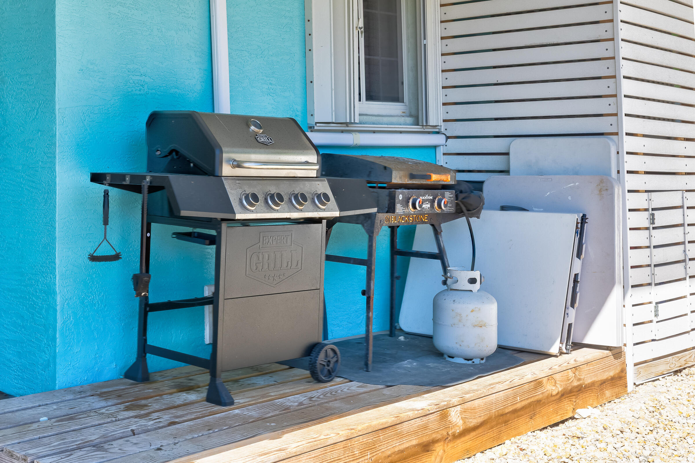 18 Bounty Lane Key Largo, FL 33037 - Photo 41 of 73 a kitchen with a stove and a microwave