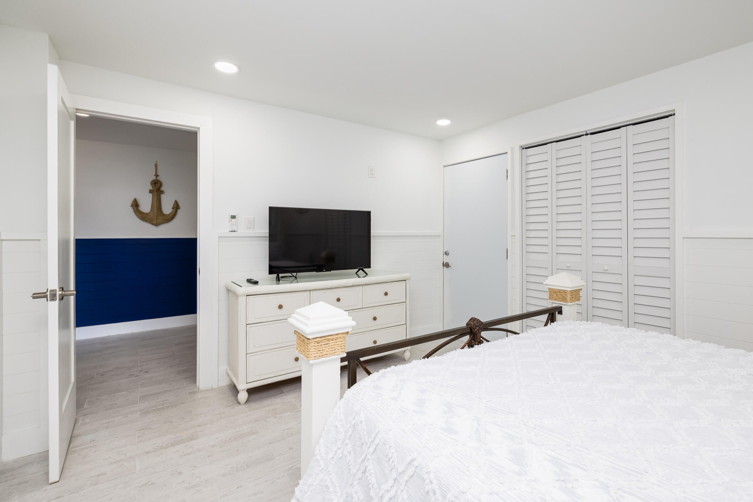 18 Bounty Lane Key Largo, FL 33037 - Photo 66 of 73 a room with furniture and flat screen tv