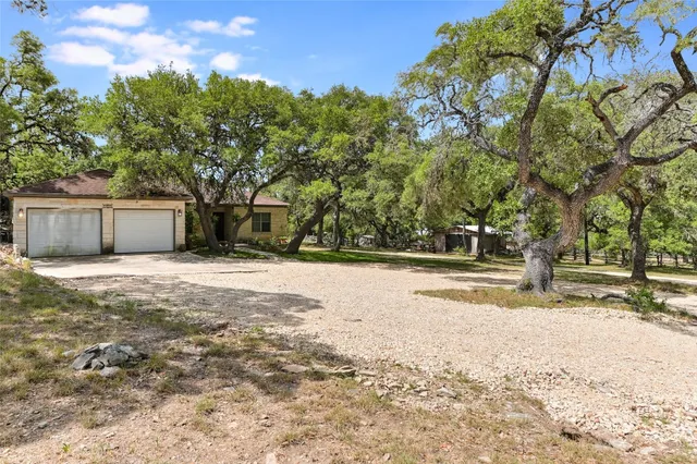 a view of a yard with a house