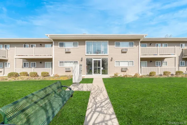 $259,900 | 365 Highway 111, Unit B6, Smithtown, NY 11787