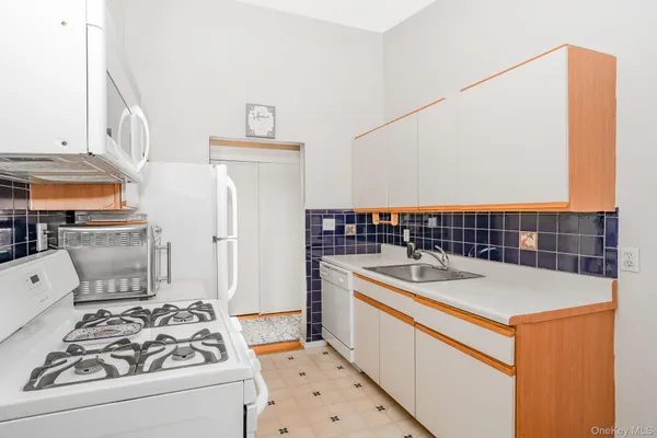 $259,900 | 365 Highway 111, Unit B6, Smithtown, NY 11787