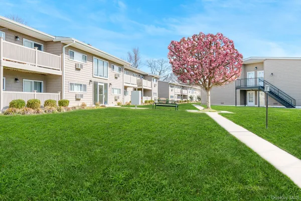 $259,900 | 365 Highway 111, Unit B6, Smithtown, NY 11787