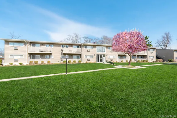 $259,900 | 365 Highway 111, Unit B6, Smithtown, NY 11787