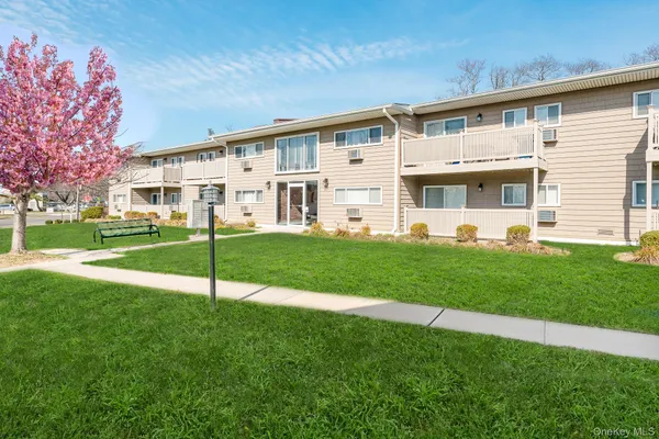 $259,900 | 365 Highway 111, Unit B6, Smithtown, NY 11787
