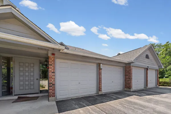 $267,900 | 196 Grove Avenue, Unit B, Des Plaines, IL 60016