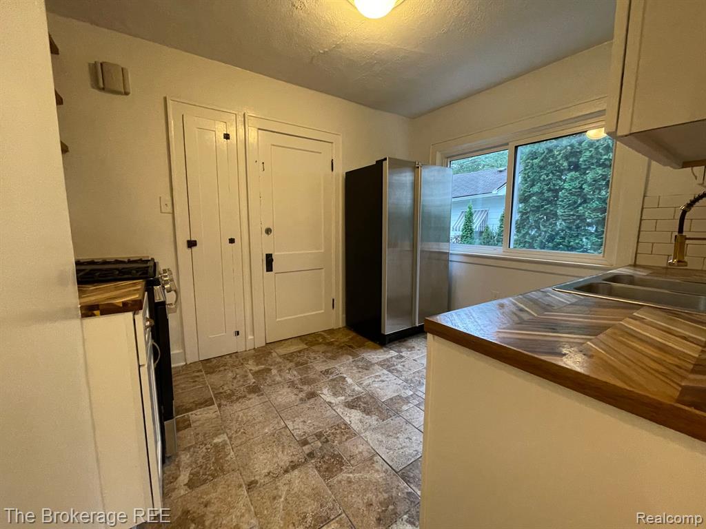 47 Fairwood Boulevard Pleasant Ridge, MI 48069 - Photo 18 of 33