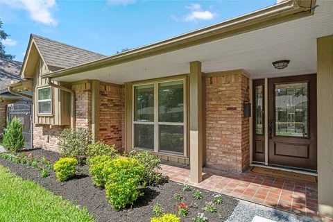 $515,000 | 5834 Braesheather Drive, Houston, TX 77096