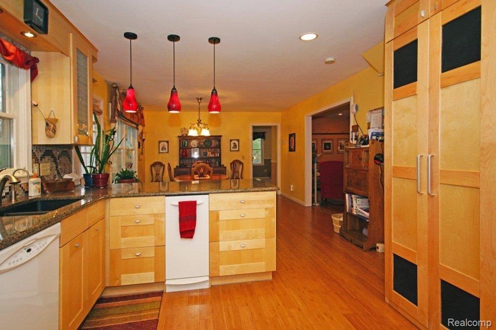 11441 Ridge Road South Lyon, MI 48178 - Photo 8 of 24 Custom Cabinetry