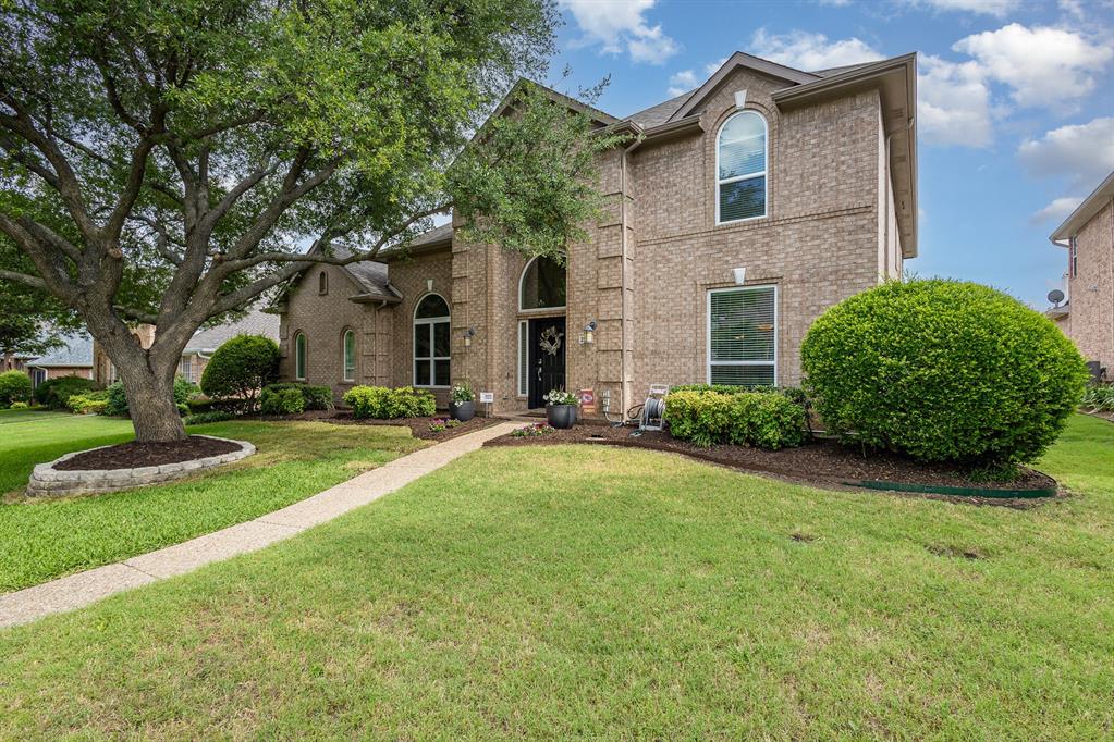 a view of a house with backyard and garden