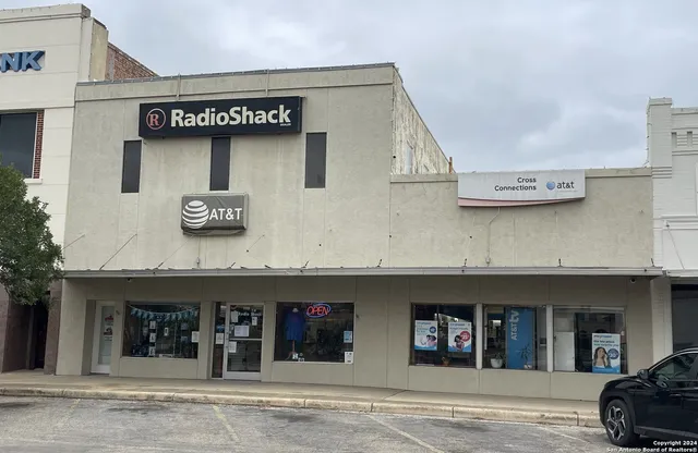 $459,000 | 1110 18th Street, Hondo, TX 78861