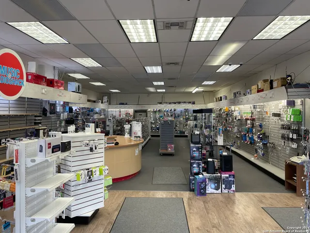 $459,000 | 1110 18th Street, Hondo, TX 78861