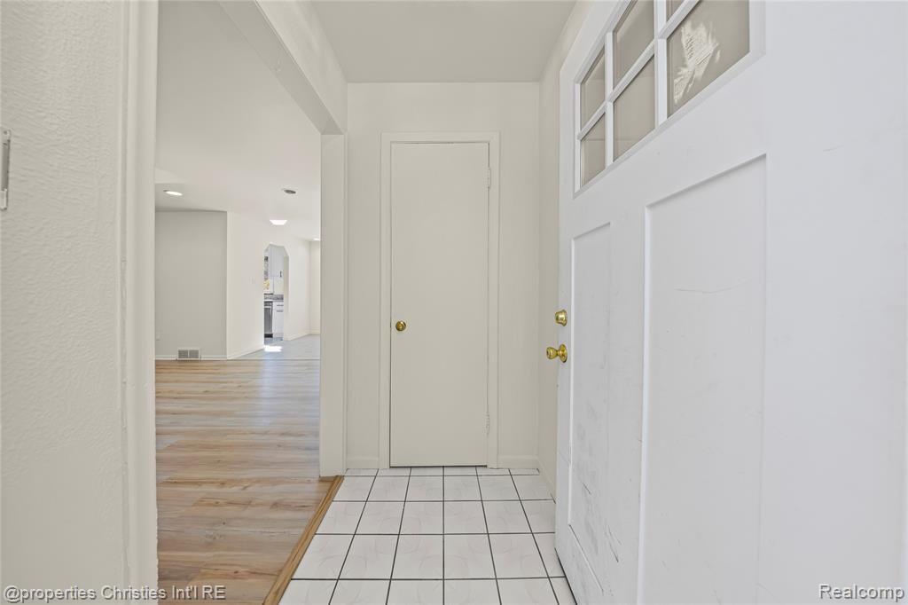6550 Inkster Road West Bloomfield, MI 48322 - Photo 2 of 39