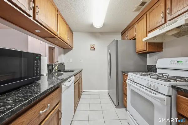 $2,400 | 46 Little Oak Lane, Unit 46, Rocky Hill, CT 06067