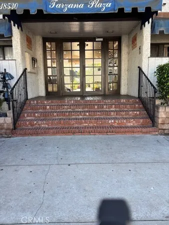 $385,000 | 18530 Hatteras Street, Unit 326, Tarzana, CA 91356