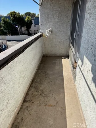 $385,000 | 18530 Hatteras Street, Unit 326, Tarzana, CA 91356