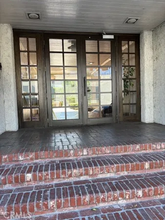 $385,000 | 18530 Hatteras Street, Unit 326, Tarzana, CA 91356