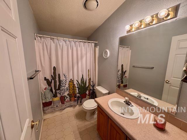 7880 Sweet Ola Highway Sweet, ID 83670 - Photo 14 of 24 Full bath with a textured ceiling, vanity, a textured wall, and shower / tub combo