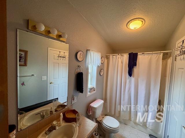 7880 Sweet Ola Highway Sweet, ID 83670 - Photo 17 of 24 Full bath with a textured ceiling, shower / tub combo, vanity, lofted ceiling, and tile patterned floors