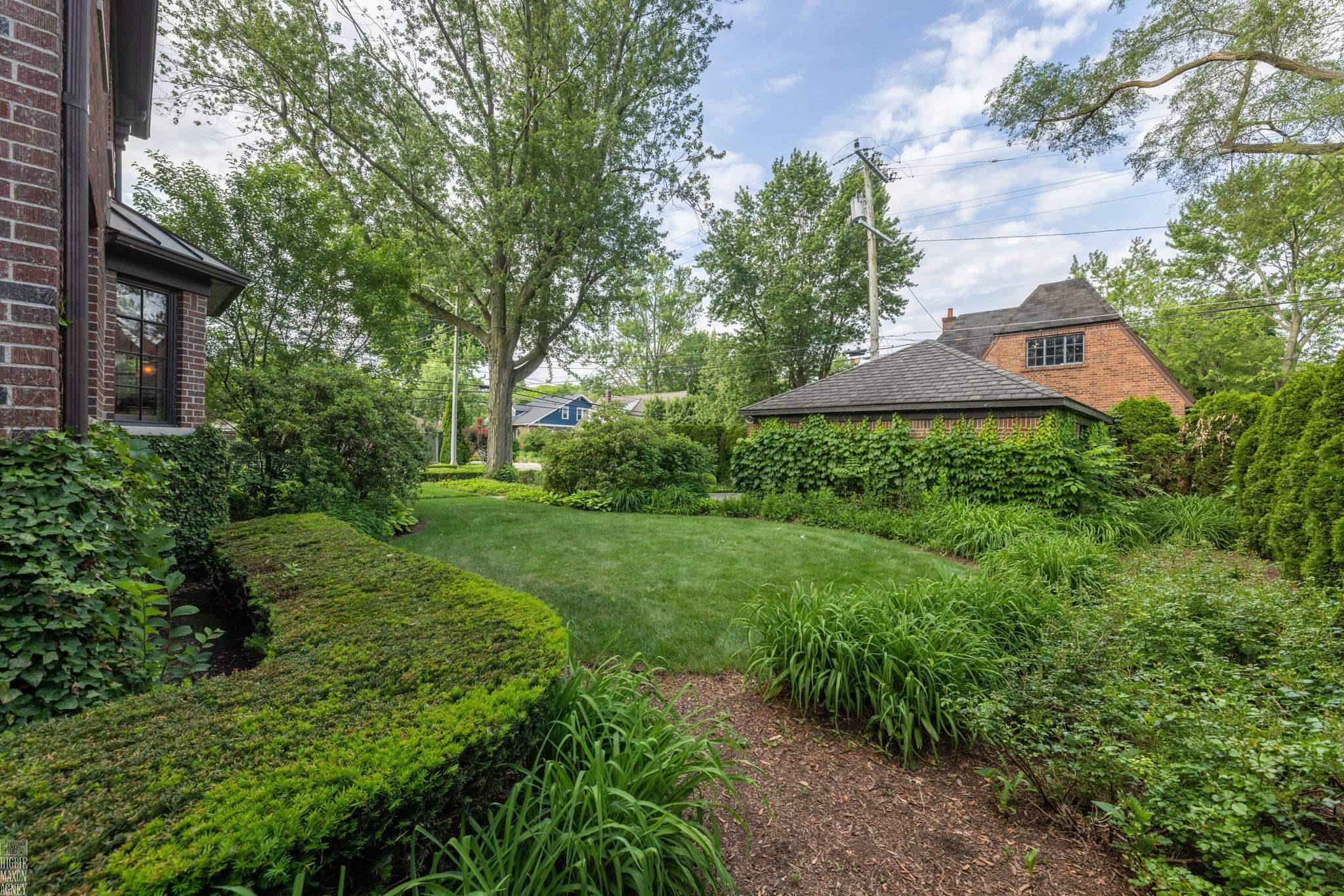 905 Pemberton Road Grosse Pointe, MI 48230 - Photo 5 of 34 50144602-b68e49c2-6d2a-4934-8dfb-fef02b8d9b73.JPG