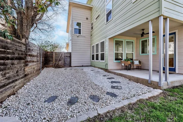 a view of a house with backyard and porch