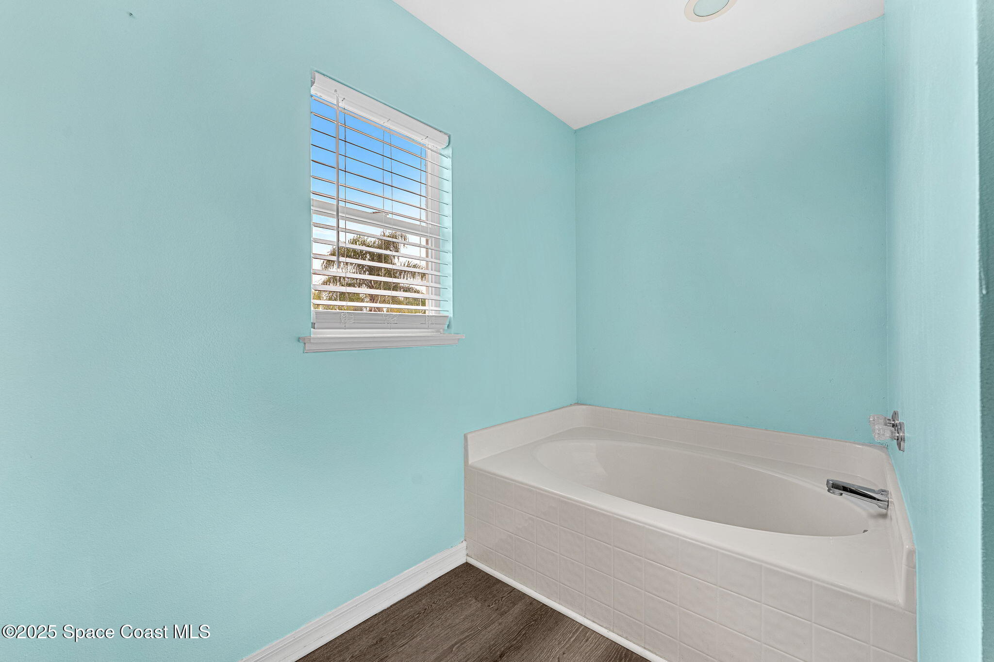 1249 White Oak Circle Melbourne, FL 32934 - Photo 13 of 34 a bathroom with a bathtub