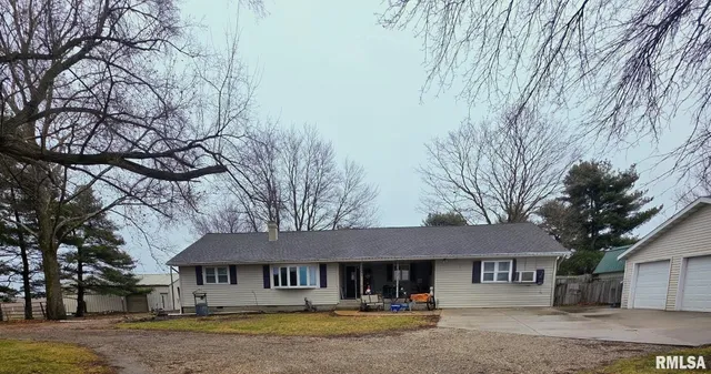 $395,000 | 2400 Springfield Road, Delavan, IL 61734