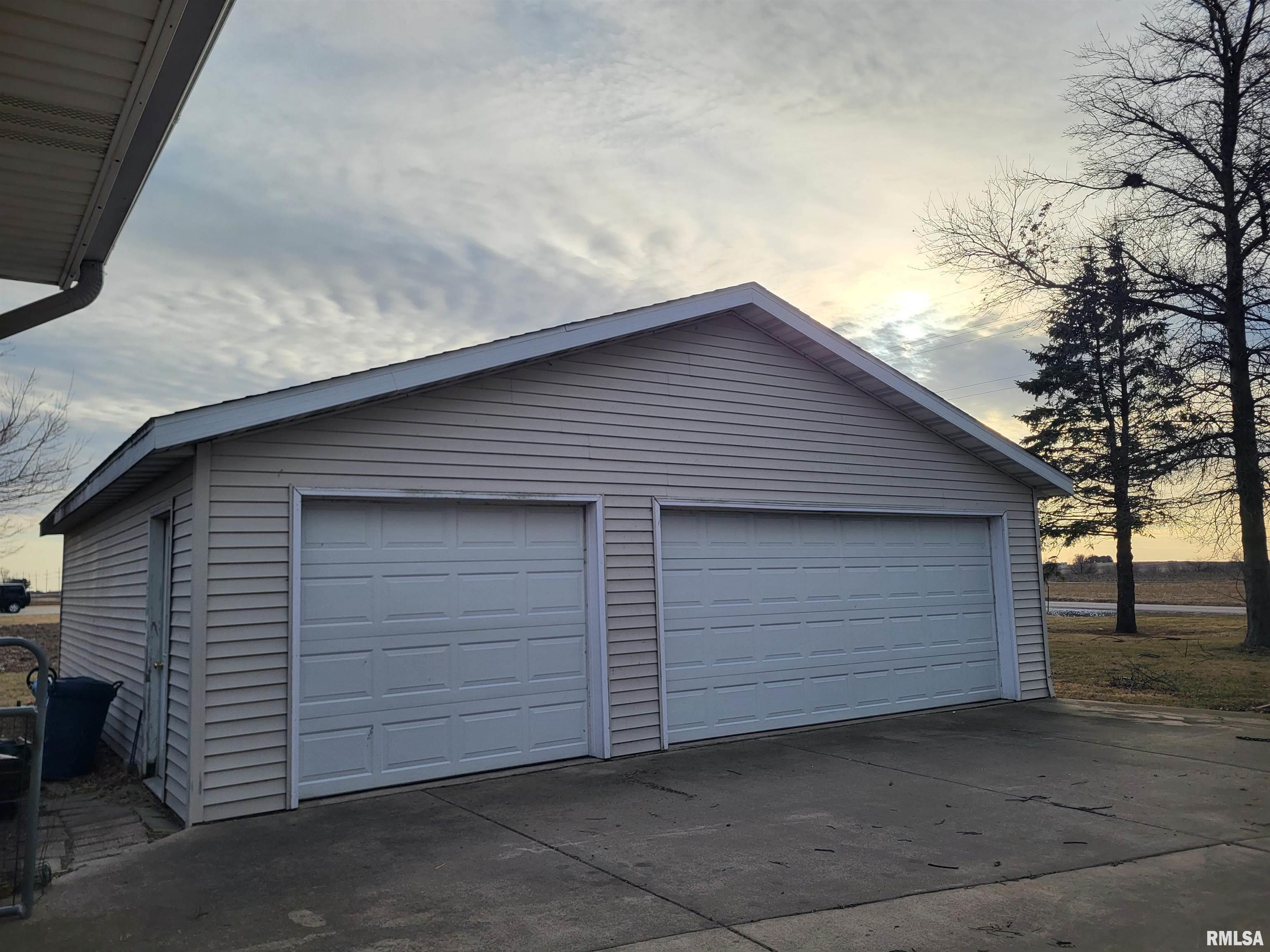 2400 Springfield Road Delavan, IL 61734 - Photo 3 of 36