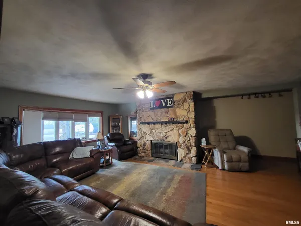 $379,900 | 2400 Springfield Road, Delavan, IL 61734