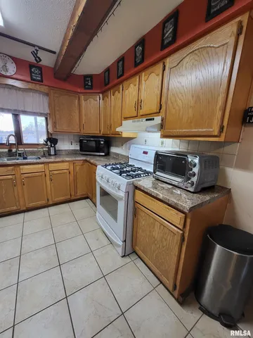 $395,000 | 2400 Springfield Road, Delavan, IL 61734